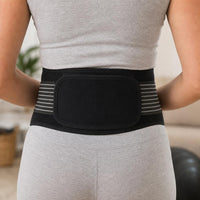 Persona usando la faja lumbar, vista de espalda